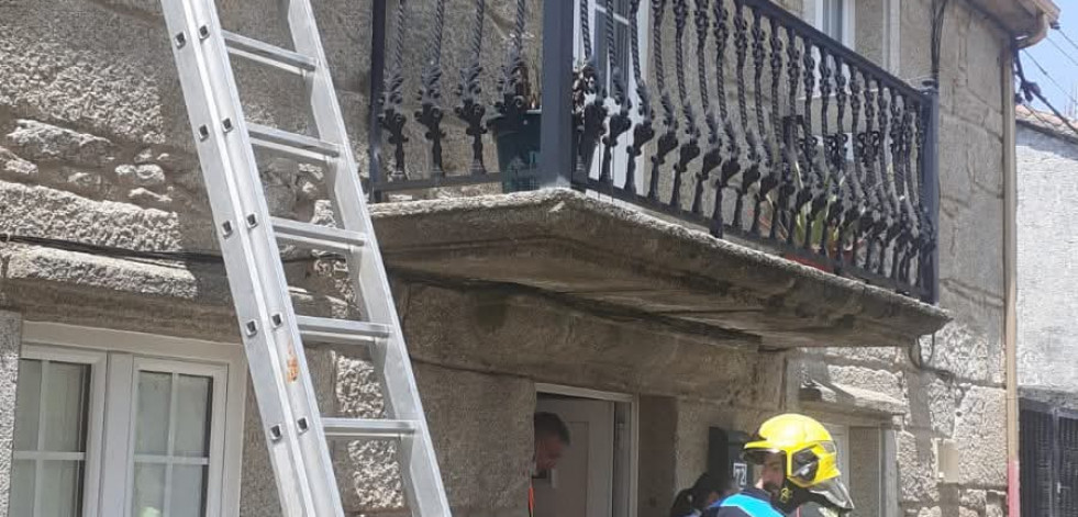 Los bomberos rescatan a un hombre de avanzada edad en un domicilio en Muxía