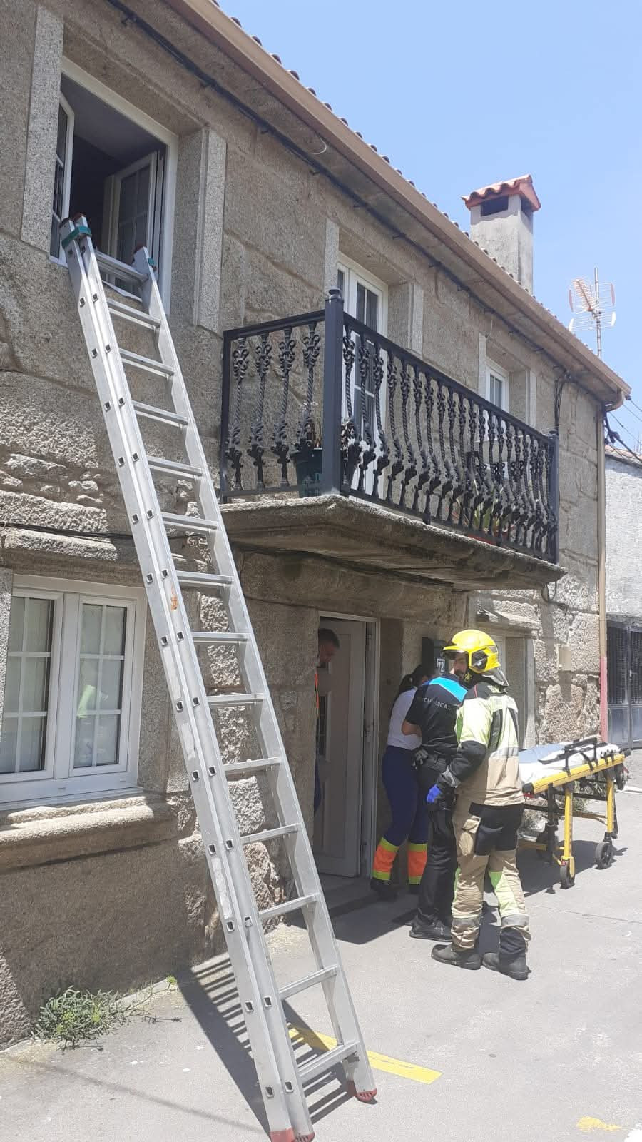 Los bomberos rescatan a un hombre de avanzada edad en un domicilio en Muxía