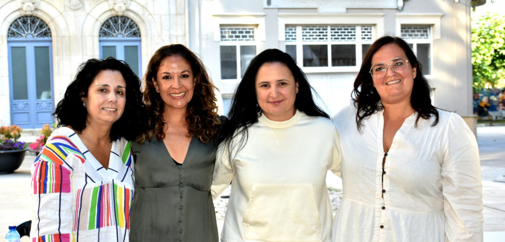 La mexicana Eloisa García presenta en Cee su libro sobre la Costa da Morte en Cee