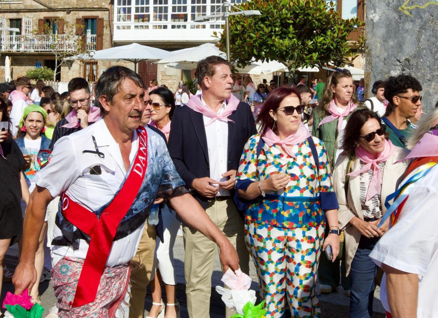 Besteiro pide en las fiestas del Carmen de Camariñas que la Xunta complete la autovía