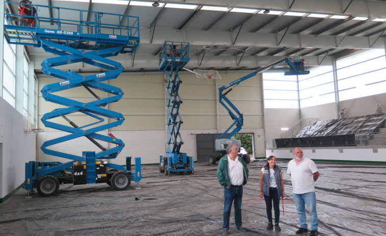 El obradoiro de empleo ‘A Laracha IX’ interviene en el pabellón del IES Agra de Leborís