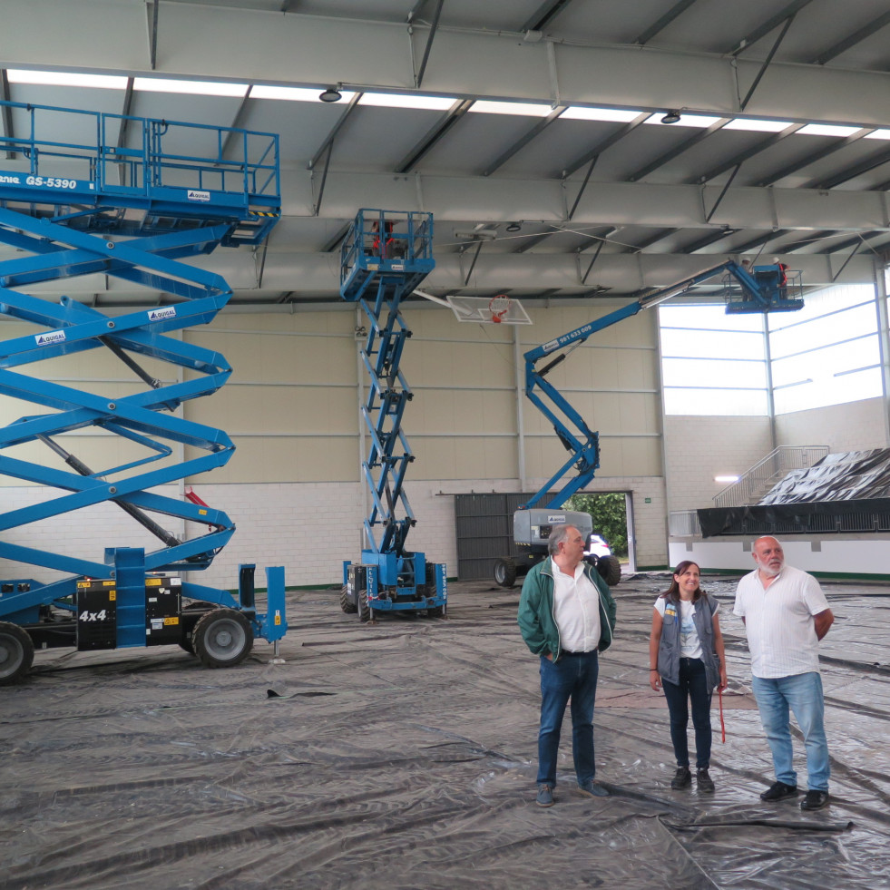 El obradoiro de empleo ‘A Laracha IX’ interviene en el pabellón del IES Agra de Leborís