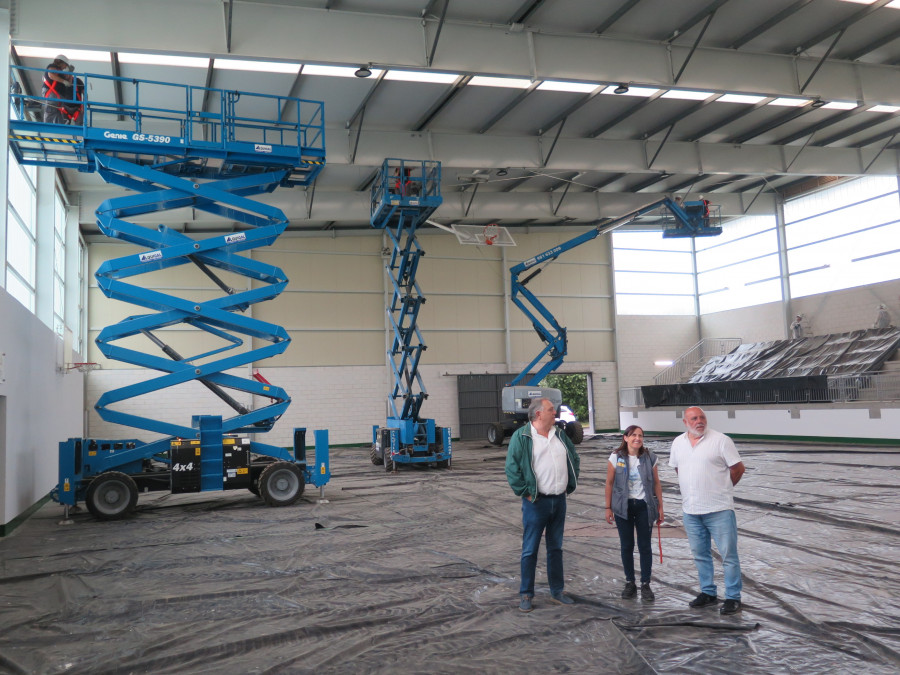 El obradoiro de empleo ‘A Laracha IX’ interviene en el pabellón del IES Agra de Leborís