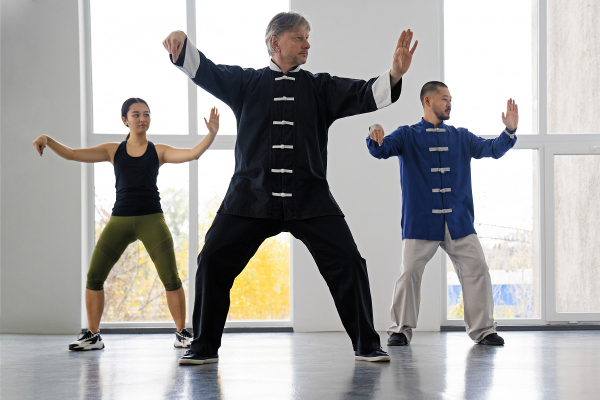 Vista frontal personas entrenando juntas