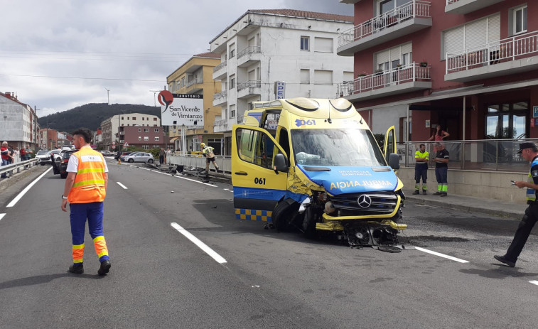 Colisión en el casco urbano de Vimianzo entre una ambulancia y un turismo