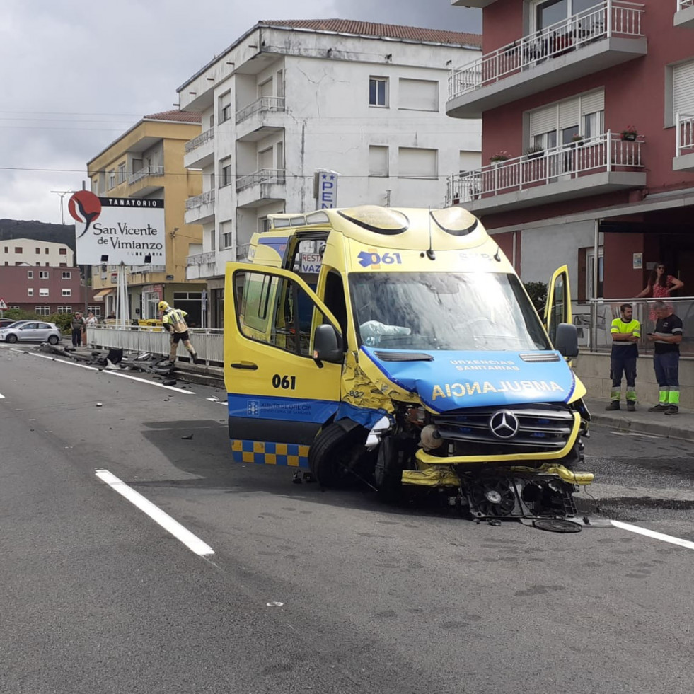 Colisión en el casco urbano de Vimianzo entre una ambulancia y un turismo