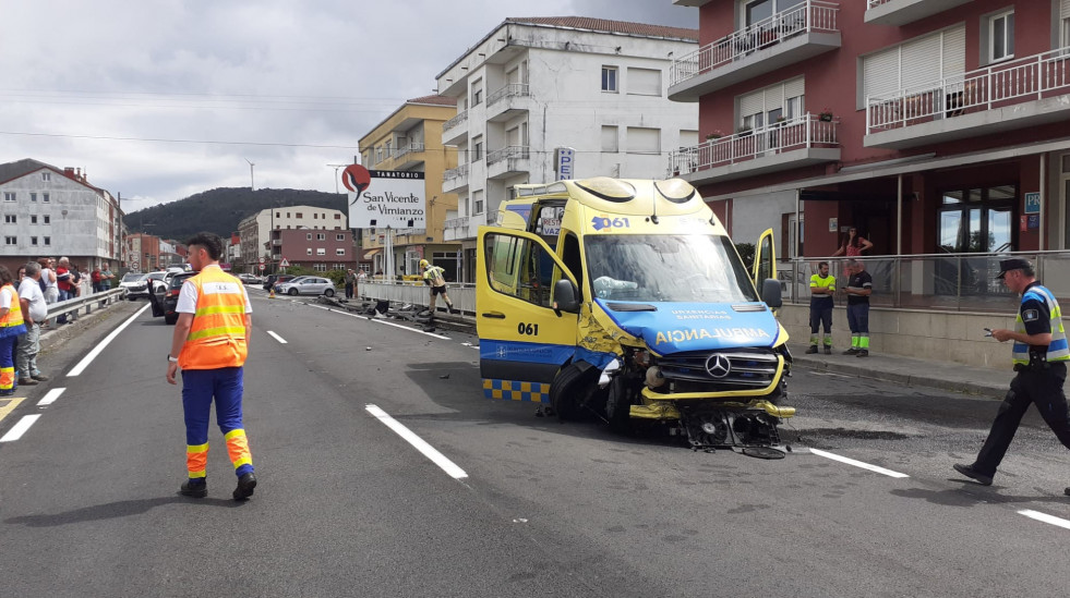 Colisión en el casco urbano de Vimianzo entre una ambulancia y un turismo
