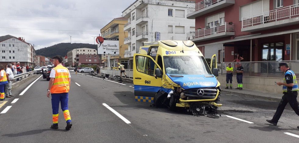 Colisión en el casco urbano de Vimianzo entre una ambulancia y un turismo
