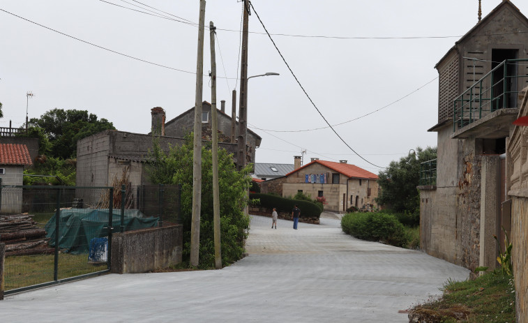 Las obras de pavimentación en Razo obligan  a cerrar al tráfico el acceso hacia Lema la próxima semana