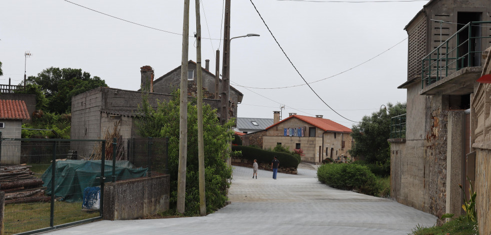Las obras de pavimentación en Razo obligan  a cerrar al tráfico el acceso hacia Lema la próxima semana