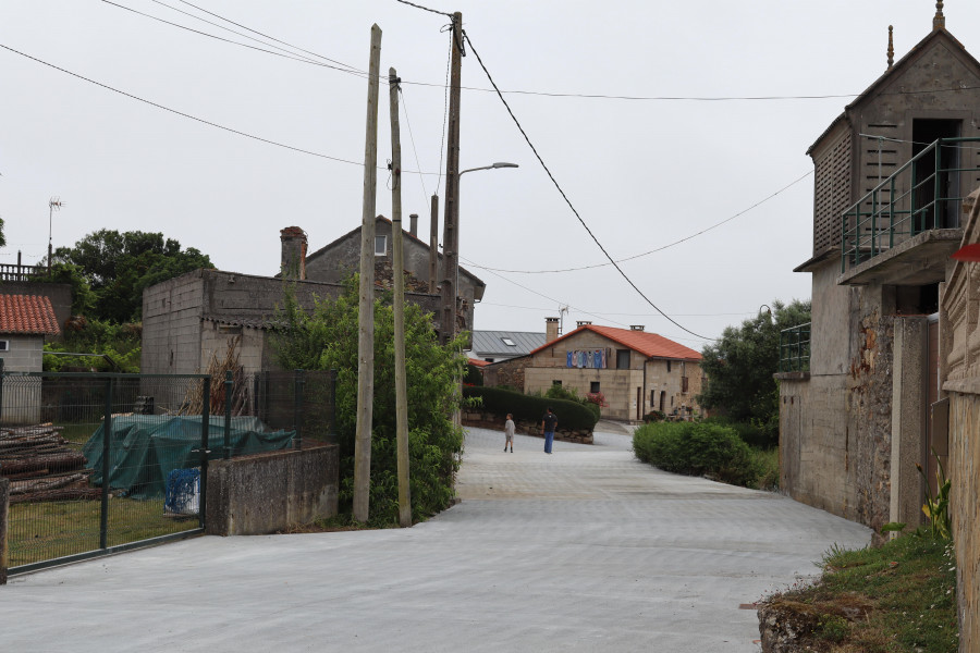 Las obras de pavimentación en Razo obligan  a cerrar al tráfico el acceso hacia Lema la próxima semana