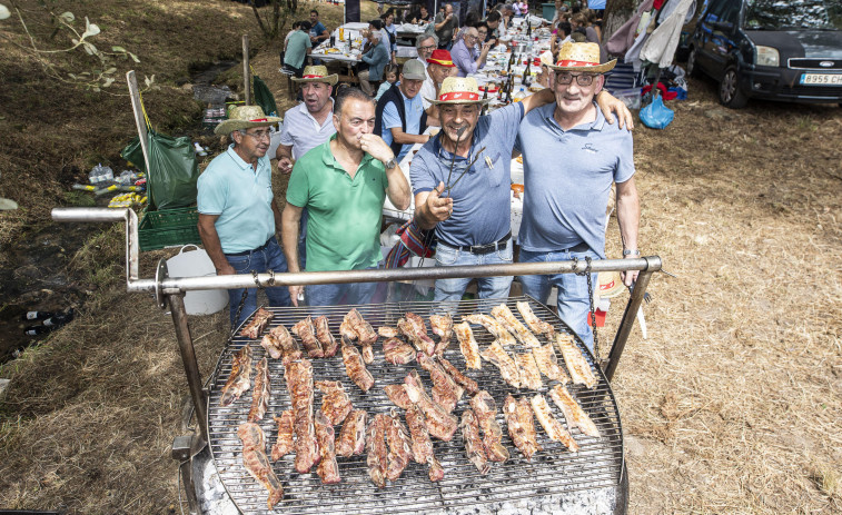 Las meriendas regresaron a la romería de Santa Mariña do Remuíño, en Corcoesto