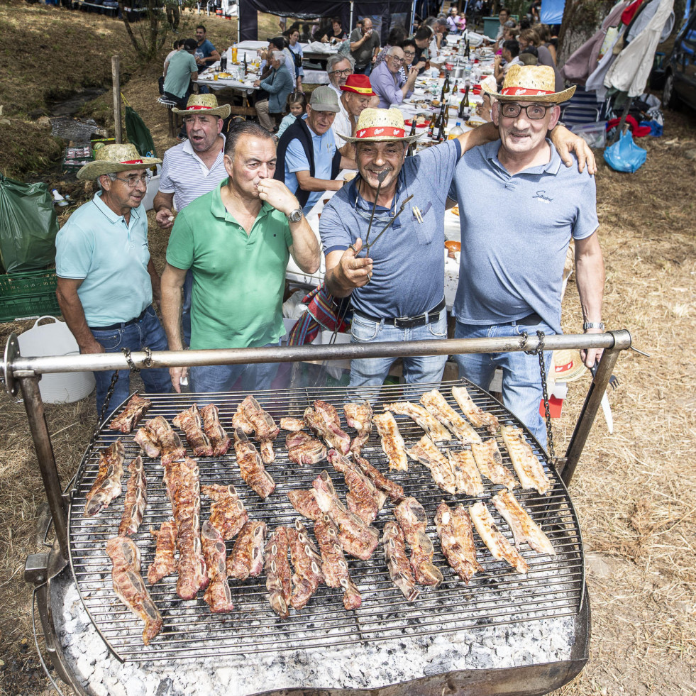 Las meriendas regresaron a la romería de Santa Mariña do Remuíño, en Corcoesto