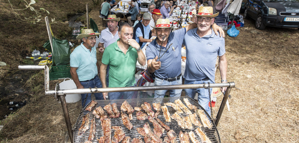 Las meriendas regresaron a la romería de Santa Mariña do Remuíño, en Corcoesto