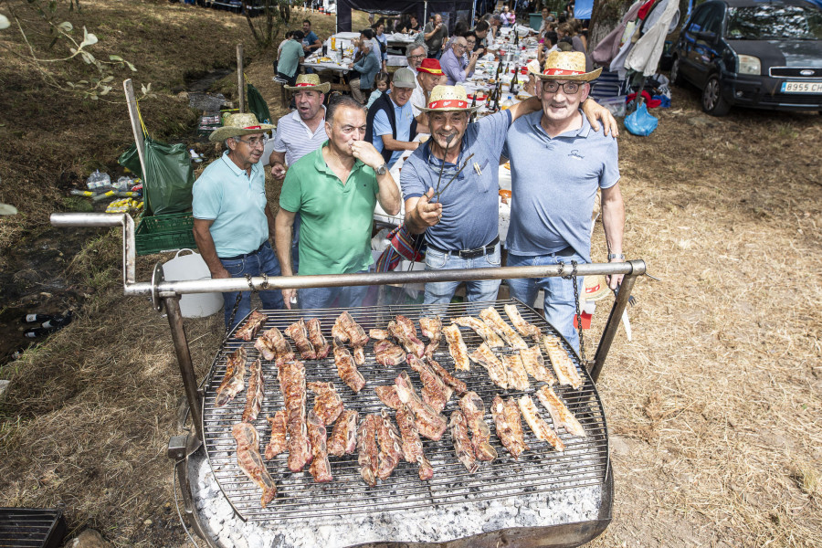 Las meriendas regresaron a la romería de Santa Mariña do Remuíño, en Corcoesto
