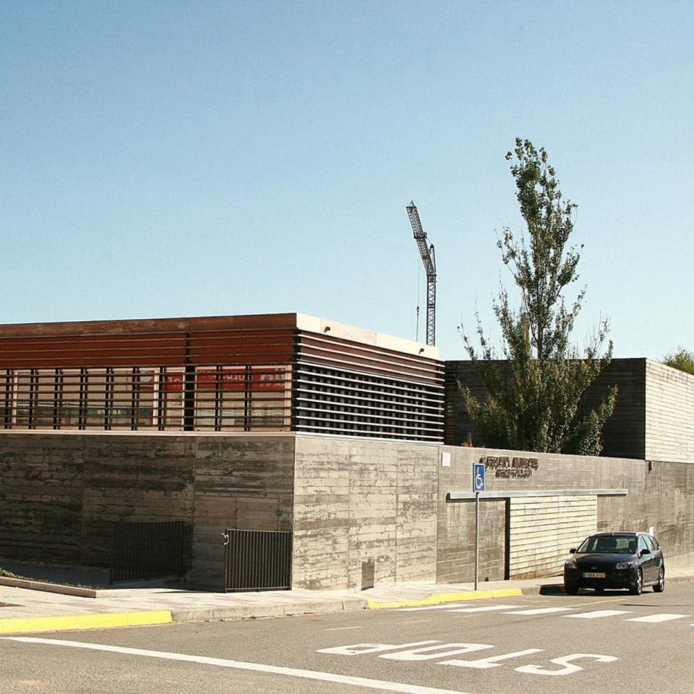 A Laracha estudia las únicas ofertas para reformar la cubierta de la piscina y comprar una 'pick-up'