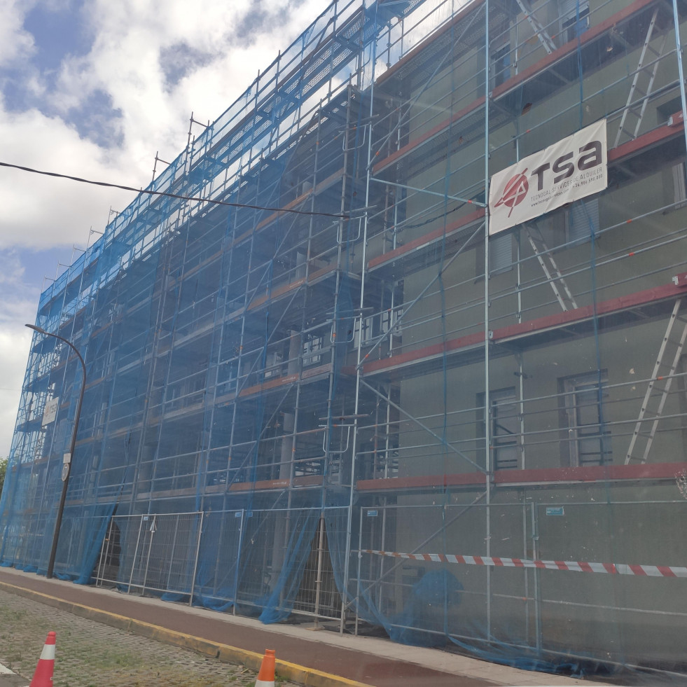 Fachada en obras del IES Alfredo Branas de Carballo