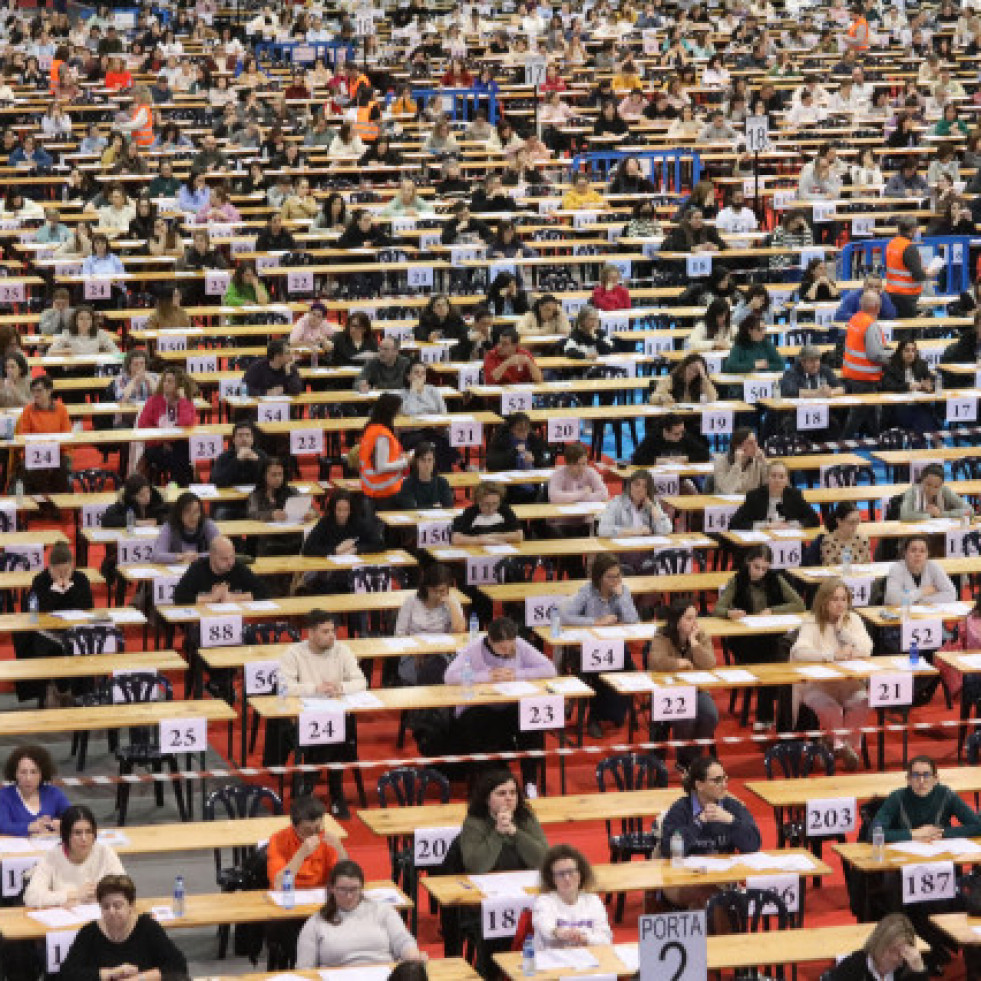 VariosopositoresseexaminanenelrecintoferialdeSilleda