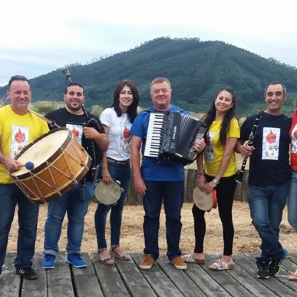 Música y churrasco popular en el primer Festival Folk O Quinteiro, en Buño