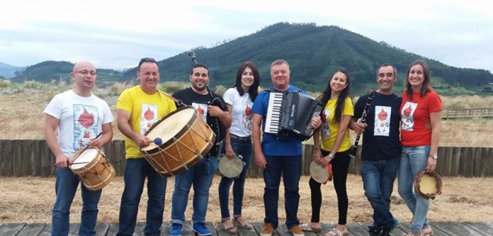 Música y churrasco popular en el primer Festival Folk O Quinteiro, en Buño