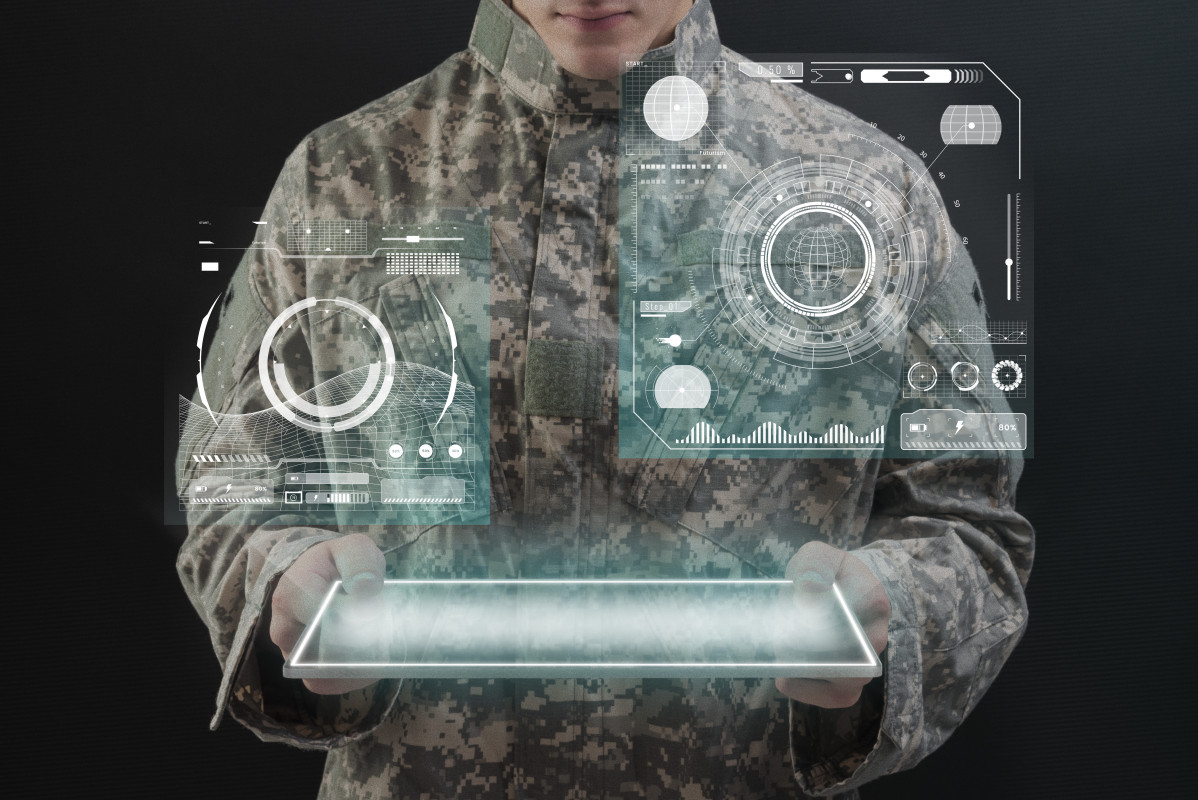 Soldado con tecnologia de ejercito de holograma de tableta virtual