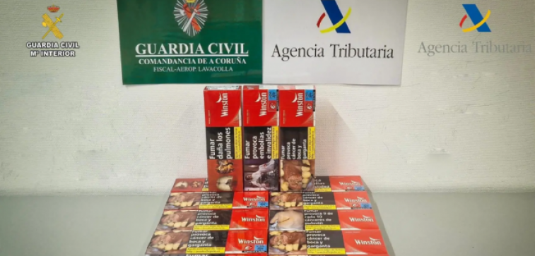 Incautadas 150 cajetillas de tabaco en el aeropuerto de Santiago en un vuelo procedente de Lanzarote