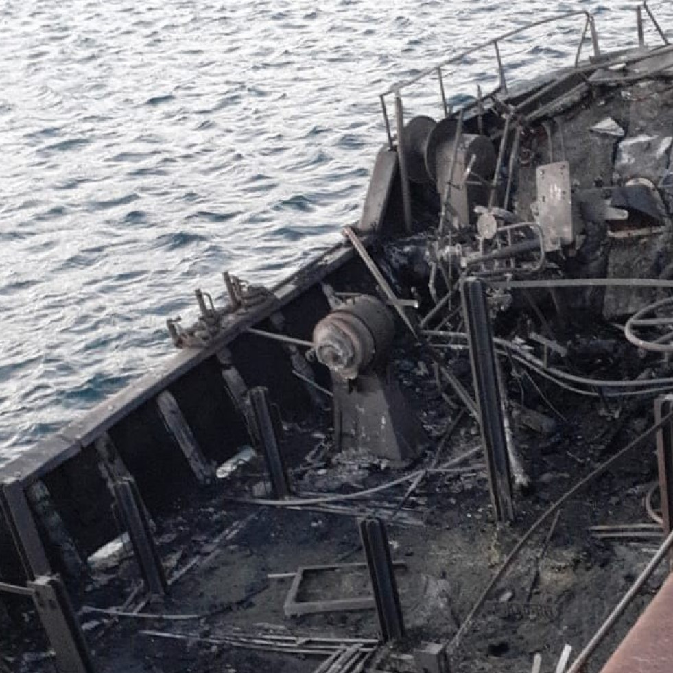 Un pesquero calcinado y otro con daños por un incendio en el puerto de Cee