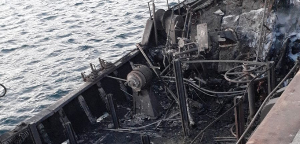 Un pesquero calcinado y otro con daños por un incendio en el puerto de Cee
