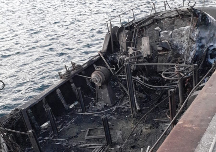 Un pesquero calcinado y otro con daños por un incendio en el puerto de Cee