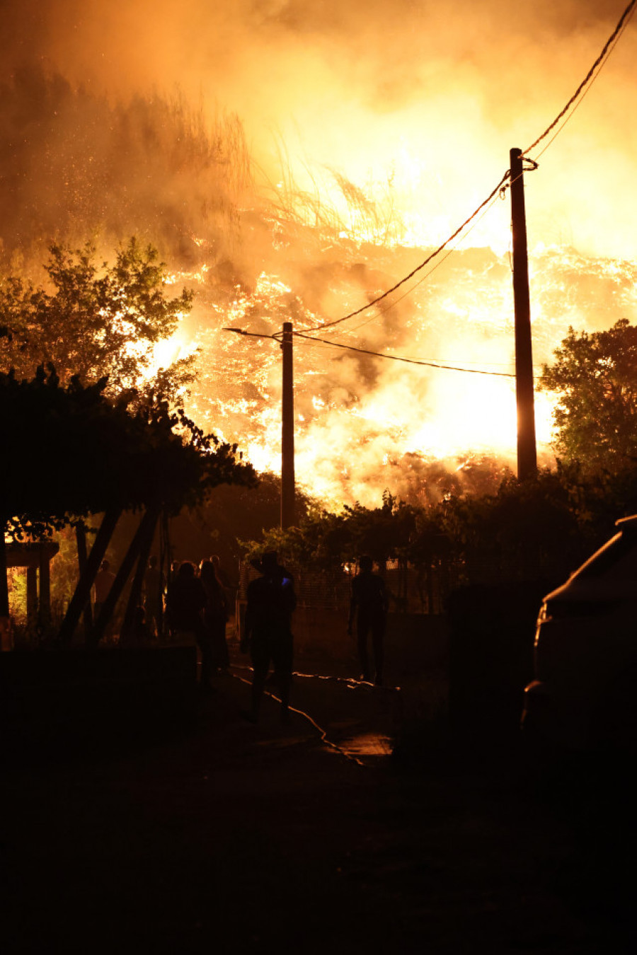 Desactivado el confinamiento por el incendio en A Cañiza mientras sigue activo el de Arbo