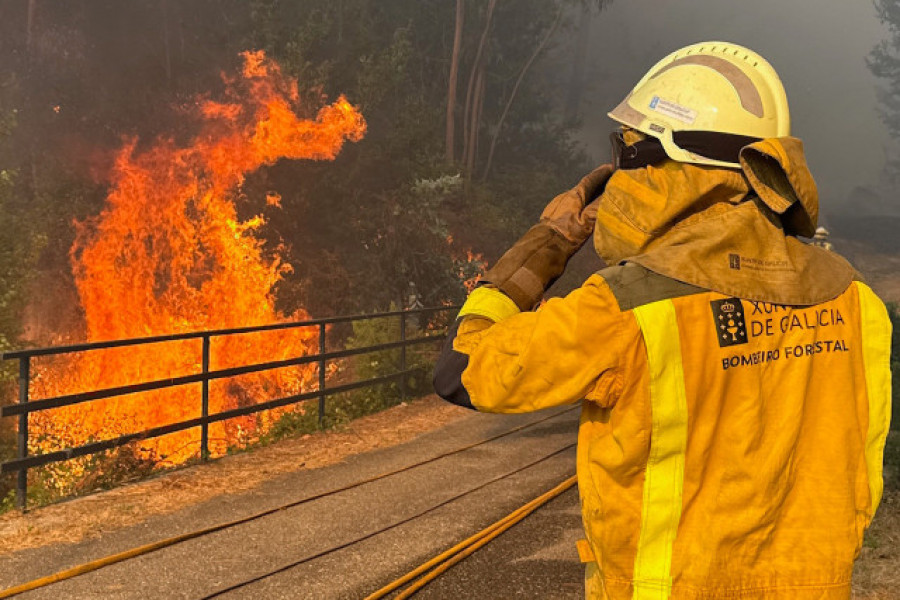 Desactivada la situación 2 de emergencia en el incendio forestal de A Cañiza
