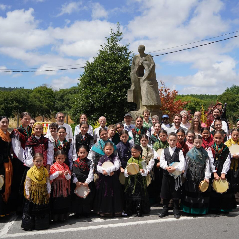 Val do Dubra abre la Festa do Emigrante con un homenaje a los que eligieron este pueblo como hogar