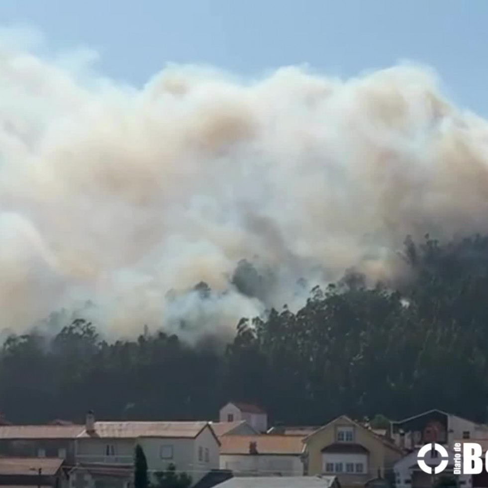 Importante incendio forestal en Ponteceso que obliga a desalojar casas y la playa de Balarés y amenaza el Monte Branco