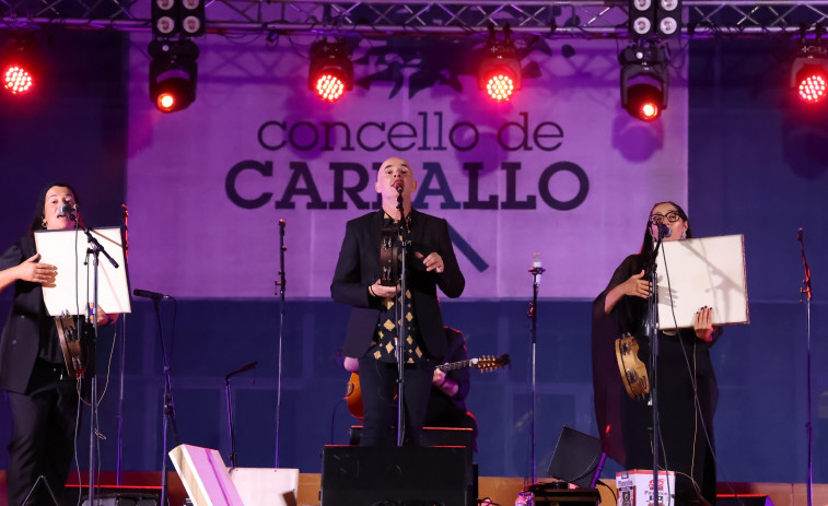 Un centenar de personas en el escenario con Xabier Díaz