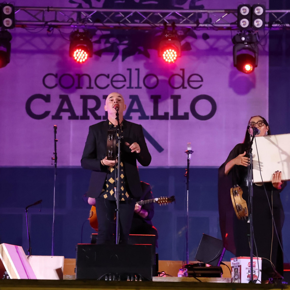 Un centenar de personas en el escenario con Xabier Díaz