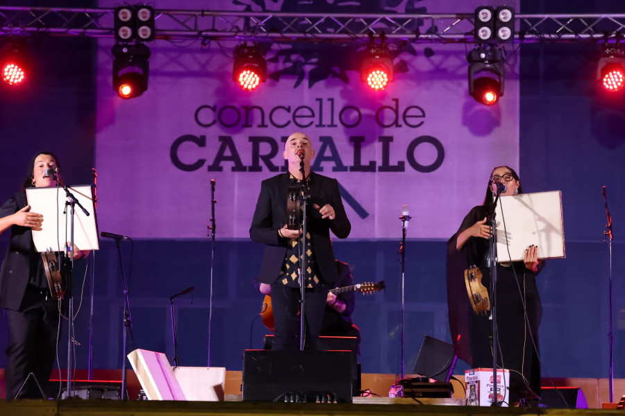 Un centenar de personas en el escenario con Xabier Díaz