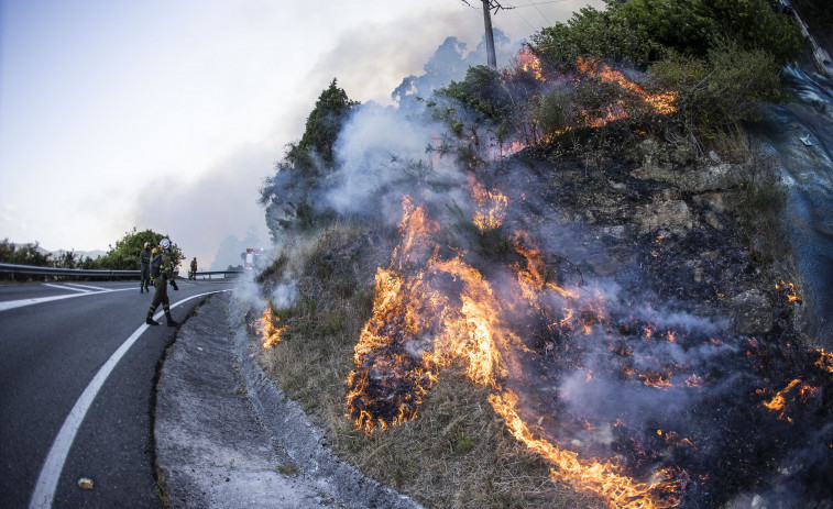 Lucha contra el fuego en Ponteceso