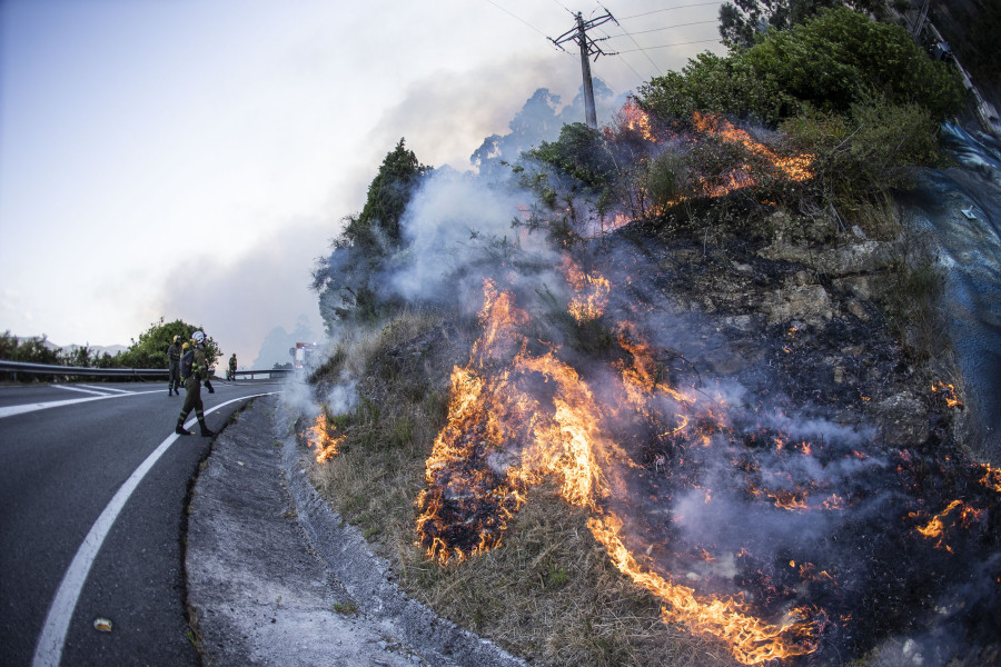 Lucha contra el fuego en Ponteceso