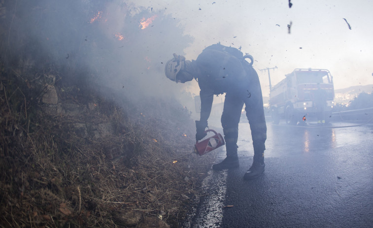 El fuego arrasa ya 440 hectáreas en Ponteceso, con cinco incendios en Cospindo, Brántuas, A Graña, Cores y A Mezquita