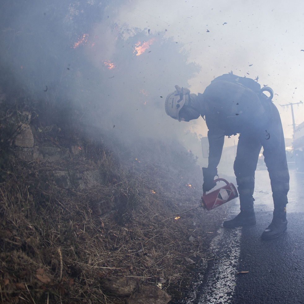 El fuego sigue activo en Ponteceso, con tres incendios que ya han arrasado 220 hectáreas