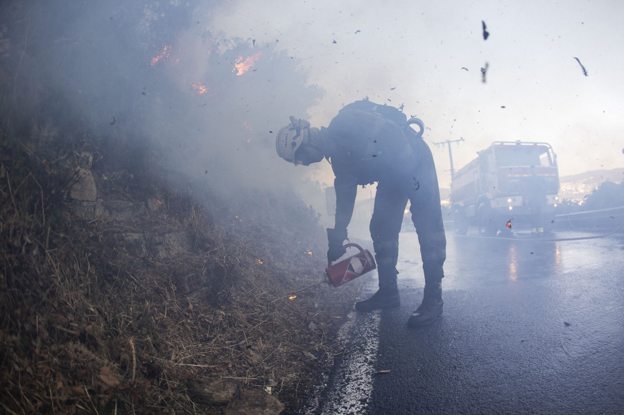 El fuego arrasa ya 350 hectáreas en Ponteceso, con cinco incendios activos en Cospindo, Brántuas, A Graña, Cores y A Mezquita