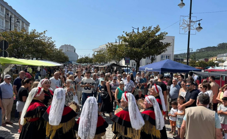 Animadas primeras ferias de agosto en Paiosaco y Cee