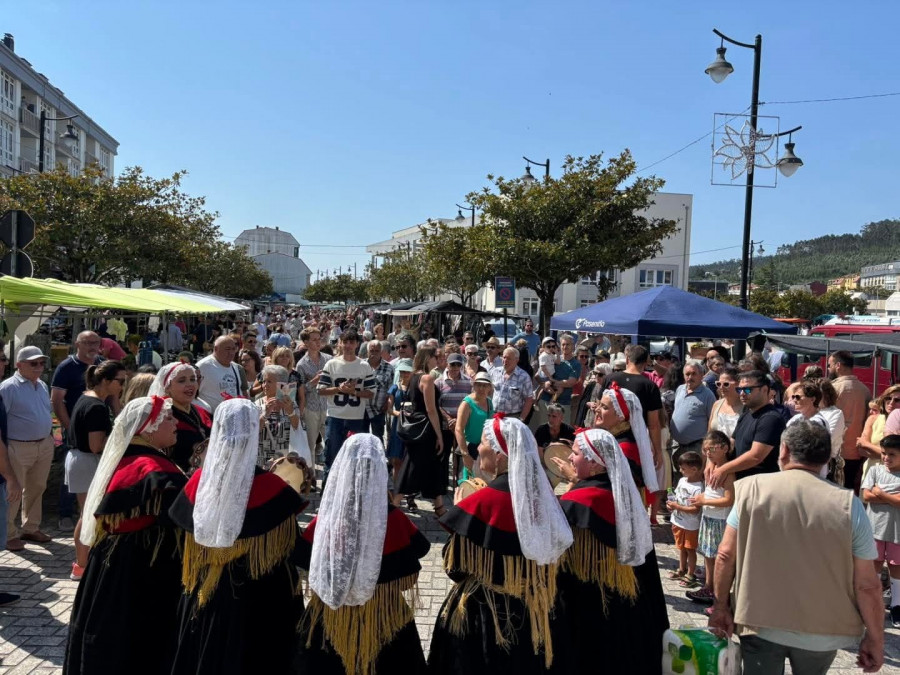 Animadas primeras ferias de agosto en Paiosaco y Cee