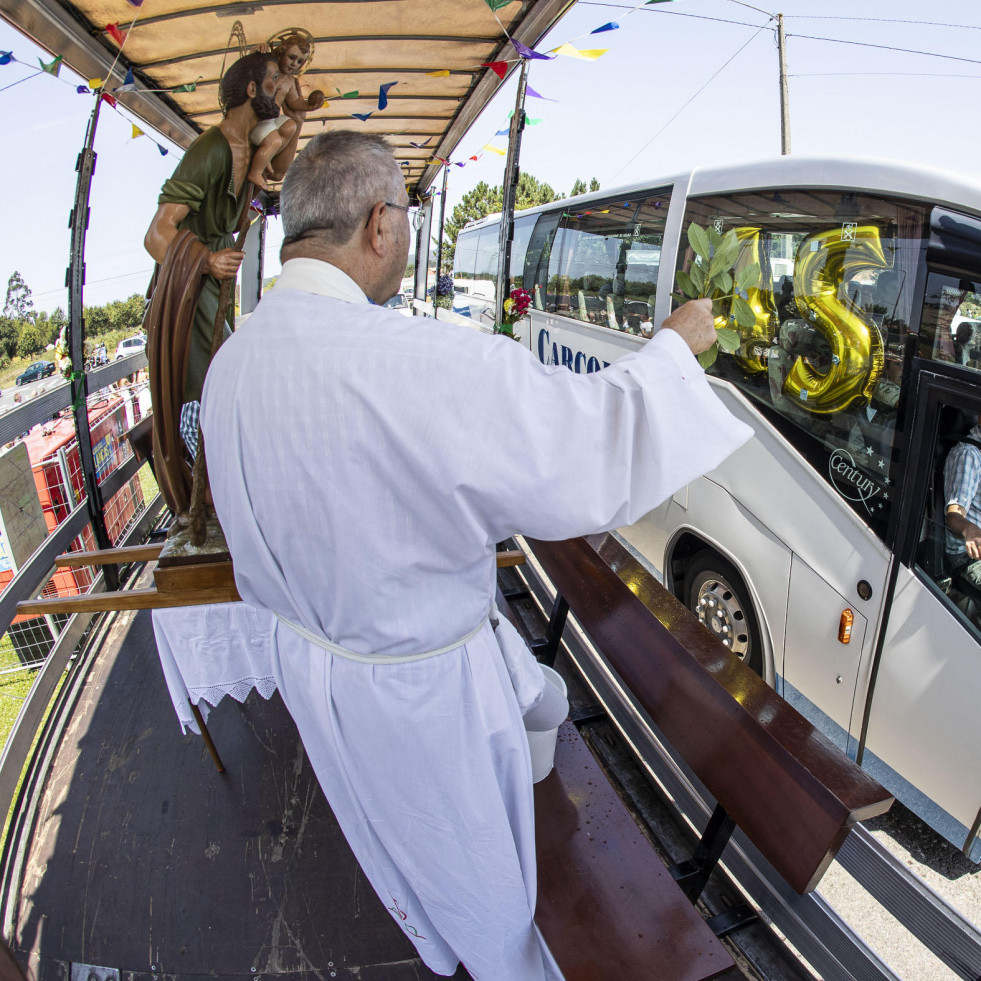 Los conductores honran a su patrón en Carballo en una espectacular procesión
