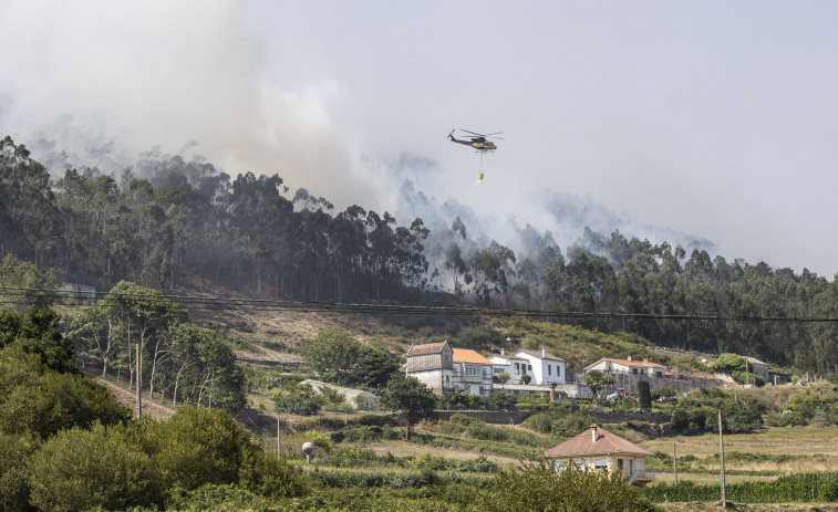 Estabilizados dos de los cinco incendios forestales que asolan Ponteceso