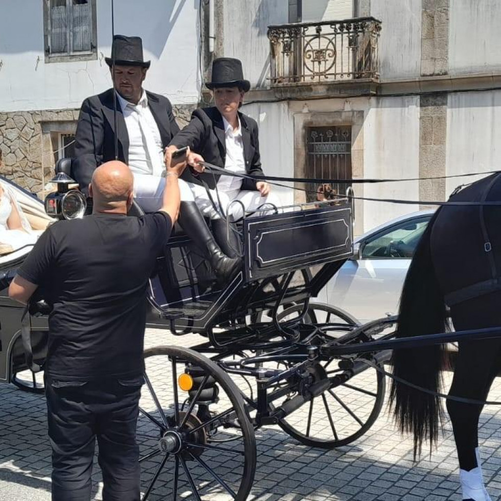 La novia llega en carruaje a la iglesia de Carballo
