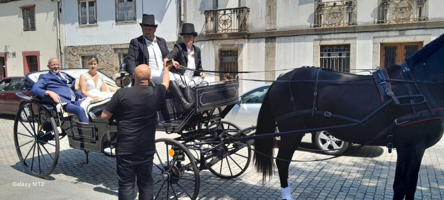 La novia llega en carruaje a la iglesia de Carballo
