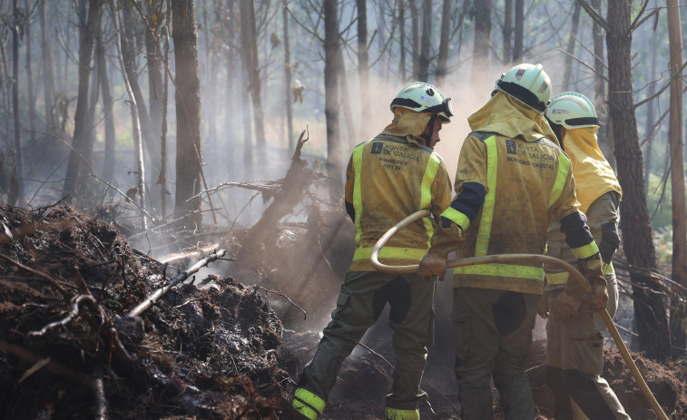 Estabilizados los incendios en Ponteceso tras arrasar casi 500 hectáreas