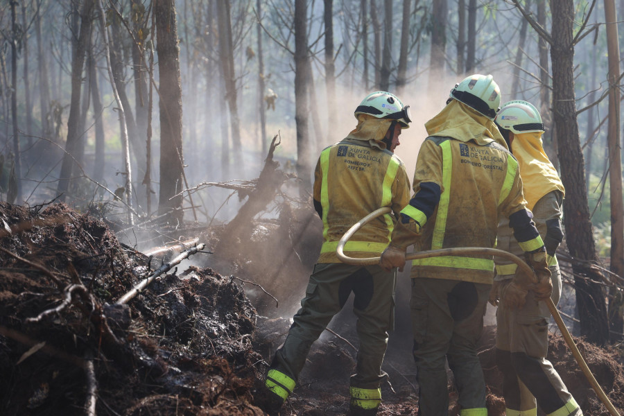 Estabilizados los incendios en Ponteceso tras arrasar casi 500 hectáreas