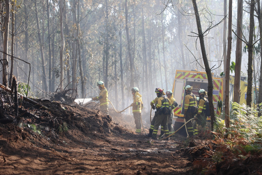 Extinguido el incendio de Cospindo y controlado el de A Graña